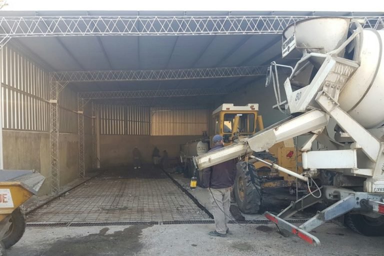 Mejoran el nuevo tinglado del taller municipal con un piso de hormigón