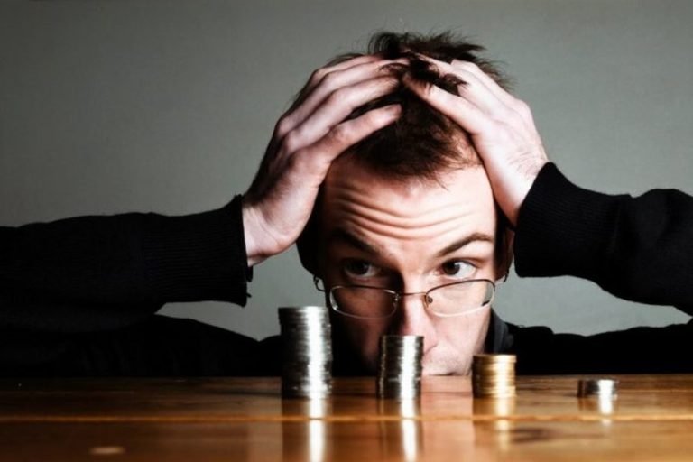Día tras día, la gente tiene menos dinero