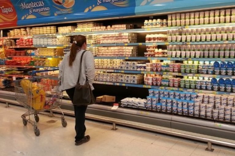 Los alimentos de la canasta básica aumentaron casi 8 puntos por encima de la inflación